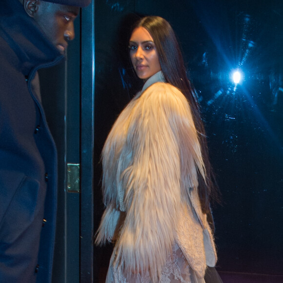 Kim Kardashian porte une robe longue transparente à son arrivée au Metropolitan Museum of Art à New York le 16 janvier 2017