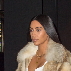 Kim Kardashian se balade dans les rues de New York. La star rentre tout juste de Dubai où elle a assisté à une masterclass de maquillage pour la modique somme de un million de dollars! Celui qui a invité Kim Kardashian pour sa masterclass de maquillage n'est autre que Mario Dedivanovic, le maquilleur des stars. Le jeune homme est très réputé dans le milieu des célébrités et "Kim K" est l'une de ses habituées. Elle lui a même souhaité son anniversaire sur Twitter le 1er octobre dernier. Le 16 janvier 2017