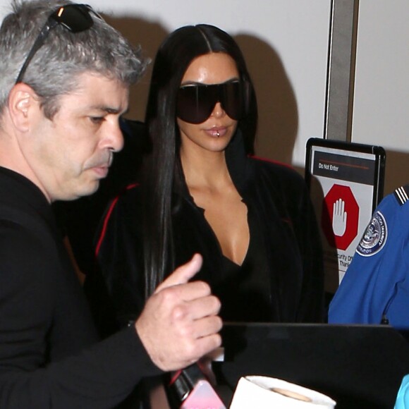 Kim Kardashian et Scott Disick arrivent à l'aéroport de Los Angeles le 11 janvier 2017. Reality stars Kim Kardashian and Scott Disick are seen departing on a flight at LAX airport in Los Angeles, California on January 11, 2017. Kim got some good news this week in that French authorities have arrested numerous suspects from when she was robbed last year in Paris.11/01/2017 - Los Angeles