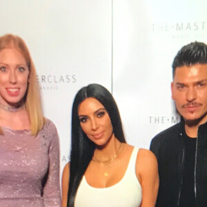 Kim Kardashian à Dubaï pour son premier événement officiel depuis le vol de ses bijoux à Paris . La star américaine effectuait son grand retour à l'occasion d'un masterclass maquillage avec l'artiste Mario Dedivanovic, intitulé The Masterclass Dubai featuring Kim and Mario au Palm Jumeirah . Mais pour les 500 jeunes femmes présentes (dont 400 avaient déboursé 2000 dollars pour poser avec la star) le résultat fut très décevant. Elles n'ont pas pu discuter avec leur star et ont dû se contenter d'un "Hello How are You?" clic clac et au prochain. Par contre, Kim va pouvoir repartir avec un joli pactole, (400 x 2000), environ 1 million de dollars. C'est ce qui s'appelle le selfie le plus cher du monde. Dubaï le 13 janvier 2017