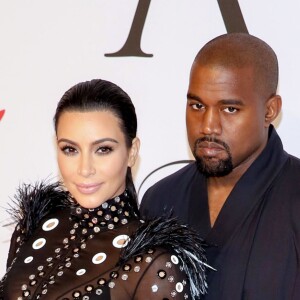 Kim Kardashian (enceinte) et son mari Kanye West à la soirée des CFDA Fashion Awards 2015 au Lincoln Center à New York, le 1er juin 2015.