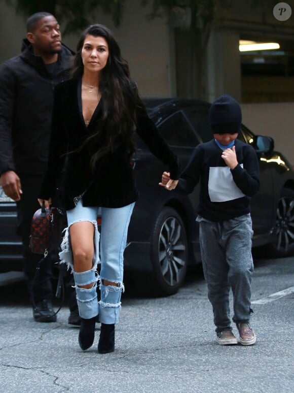 Kourtney Kardashian emmène son fils Mason à son cours d'art plastique, puis se rend dans un studio avec son garde du corps à Los Angeles, le 10 janvier 2017