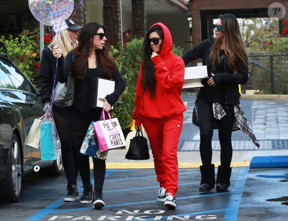 Kourtney Kardashian arrive à l'anniversaire d'une amie au restaurant Lovis à Calabasas, le 9 janvier 2017.