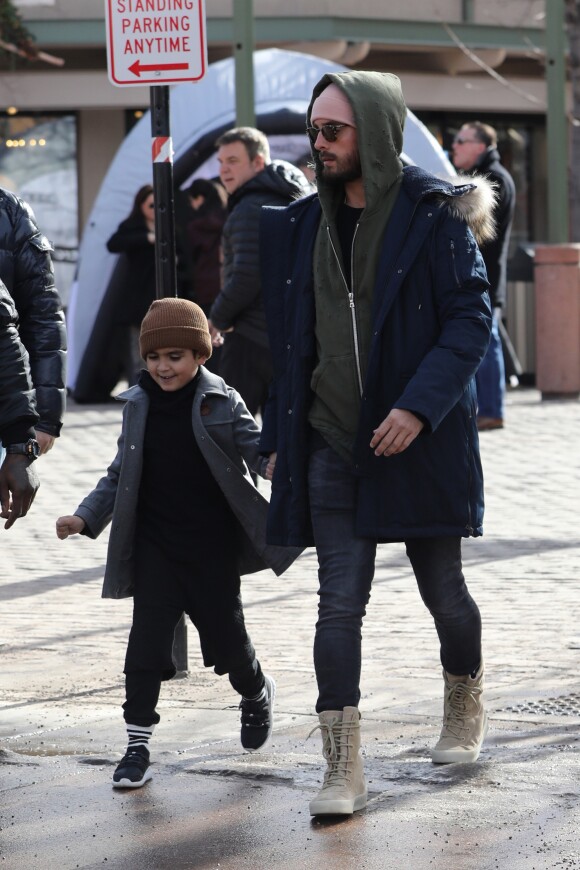 Exclusif - Merci de flouter le visage des enfants avant publication - Kourtney Kardashian avec son compagnon Scott Disick et leurs enfants Mason, Penelope et Reign font du shopping à Aspen le 30 décembre 2016