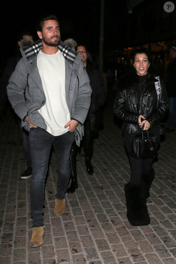 Exclusif - Kourtney Kardashian et son compagnon Scott Disick rencontrent Paris Hilton en faisant du shopping chez "Gorsuch ltd" à Aspen, le 29 décembre 2016.