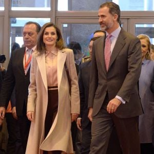 Le roi Felipe VI et la reine Letizia d'Espagne (chemisier et sac à main Adolfo Dominguez, bottines Üterque) ont inauguré le 18 janvier 2017 au Parc des expositions Juan Carlos Ier la 37e édition de la FITUR, le Salon international du tourisme de Madrid.