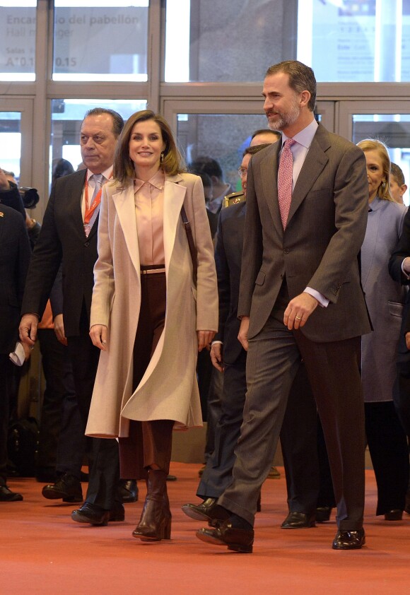 Le roi Felipe VI et la reine Letizia d'Espagne (chemisier et sac à main Adolfo Dominguez, bottines Üterque) ont inauguré le 18 janvier 2017 au Parc des expositions Juan Carlos Ier la 37e édition de la FITUR, le Salon international du tourisme de Madrid.