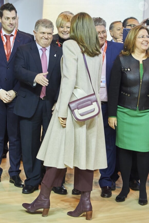 Le roi Felipe VI et la reine Letizia d'Espagne (sac à main Adolfo Dominguez, bottines Üterque) ont inauguré le 18 janvier 2017 au Parc des expositions Juan Carlos Ier la 37e édition de la FITUR, le Salon international du tourisme de Madrid.