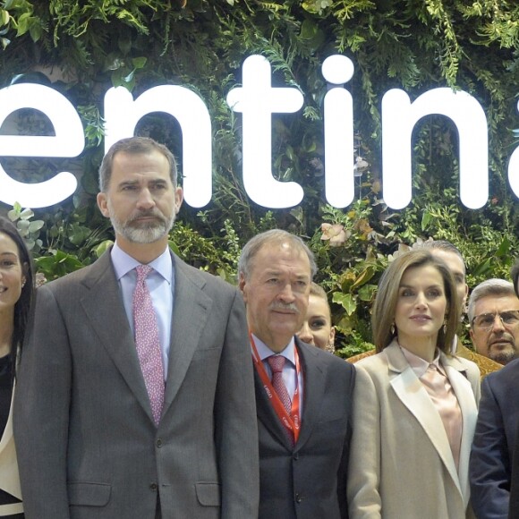 Le roi Felipe VI et la reine Letizia d'Espagne, ici sur le stand de l'Argentine, pays mis à l'honneur cette année, ont inauguré le 18 janvier 2017 au Parc des expositions Juan Carlos Ier la 37e édition de la FITUR, le Salon international du tourisme de Madrid.