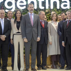 Le roi Felipe VI et la reine Letizia d'Espagne, ici sur le stand de l'Argentine, pays mis à l'honneur cette année, ont inauguré le 18 janvier 2017 au Parc des expositions Juan Carlos Ier la 37e édition de la FITUR, le Salon international du tourisme de Madrid.