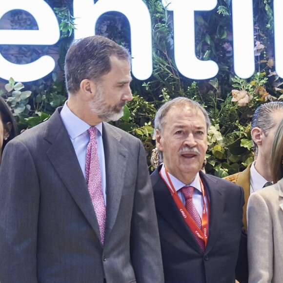 Le roi Felipe VI et la reine Letizia d'Espagne, ici sur le stand de l'Argentine, pays mis à l'honneur cette année, ont inauguré le 18 janvier 2017 au Parc des expositions Juan Carlos Ier la 37e édition de la FITUR, le Salon international du tourisme de Madrid.