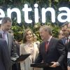 Le roi Felipe VI et la reine Letizia d'Espagne, ici sur le stand de l'Argentine, pays mis à l'honneur cette année, ont inauguré le 18 janvier 2017 au Parc des expositions Juan Carlos Ier la 37e édition de la FITUR, le Salon international du tourisme de Madrid.