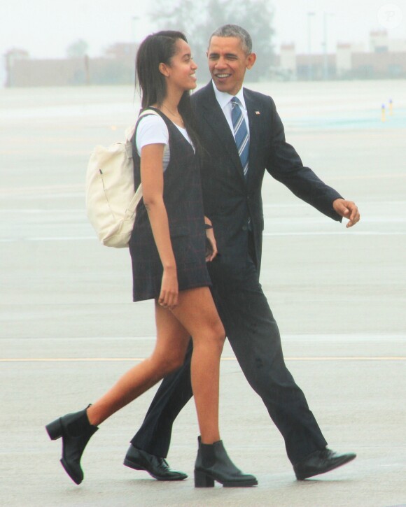 Le président Américain Barack Obama accompagné de sa fille Malia quitte Los Angeles à bord de Air Force One le 8 Avril 2016.