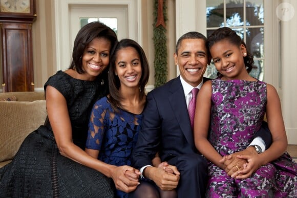 Michelle et Barack Obama avec leurs filles Sasha et Malia à la Maison Blanche à Washington le 11 décembre 2011