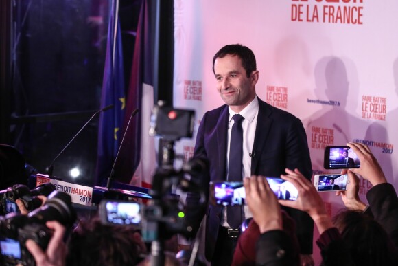 Benoît Hamon, ancien ministre de l'Education et candidat aux primaires de gauche, prononce un discours au siège de sa campagne sur la péniche Le Quai à Paris, le 22 janvier 2017, après avoir remporté le premier tour.
