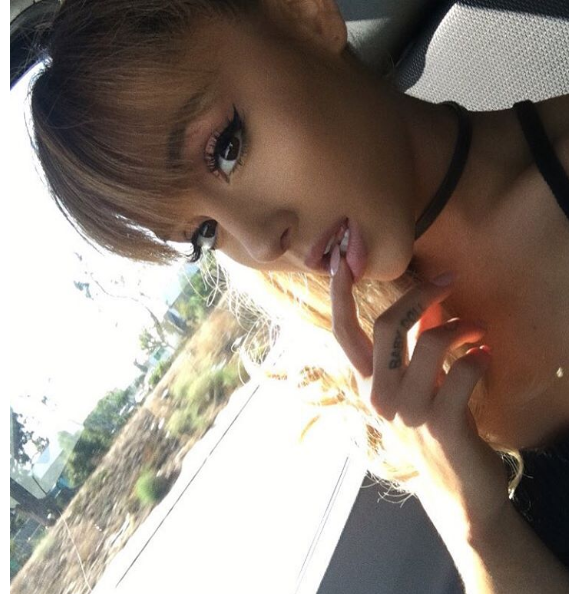 Ariana Grande pose sur Instagram.