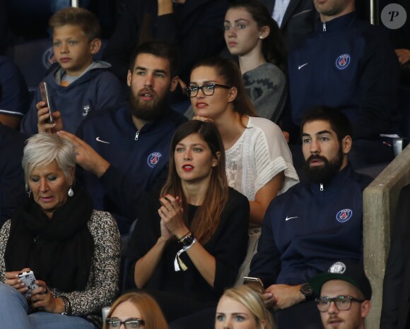 Luka Karabatic et sa compagne Jeny Priez, Nikola Karabatic et sa compagne Géraldine Pillet - People au match de football PSG-Bordeaux au Parc des Princes à Paris le 11 septembre 2015.