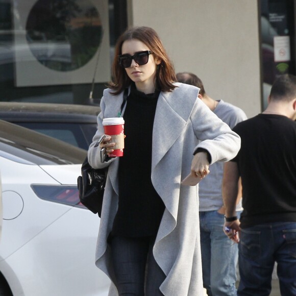 Exclusif - Lily Collins à son hôtel The London West Hollywood à Los Angeles, Californie, Etats-Unis, le 13 décembre 2016. © CPA/Bestimage