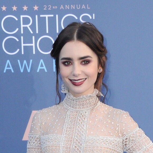 Lily Collins à la 22ème soirée annuelle Critics' Choice Awards au Barker Hangar à Santa Monica, le 11 décembre 2016 © Birdie Thompson/AdMedia via Zuma/Bestimage
