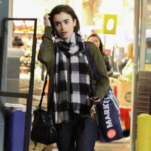 Lily Collins fait quelques courses à Beverly Hills, le 17 mars 2016.