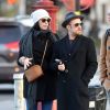Exclusif - Ben Foster et sa fiancée Laura Prepon se promènent bras dessus bras dessous à New York, le 4 décembre2016.