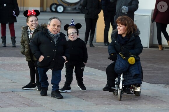 Warwick Davis, sa femme Samanta et leurs enfants Annabelle et Harrison, à Disneyland Paris pour "Star Wars : La Saison de la Force" le 21 janvier 2017
