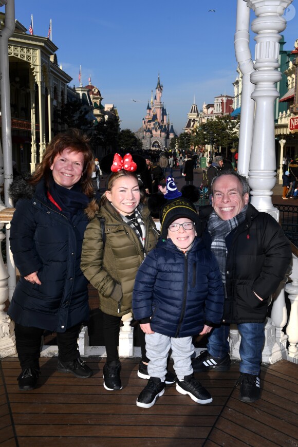 Warwick Davis, sa femme Samanta et leurs enfants Annabelle et Harrison, à Disneyland Paris pour "Star Wars : La Saison de la Force" le 21 janvier 2017