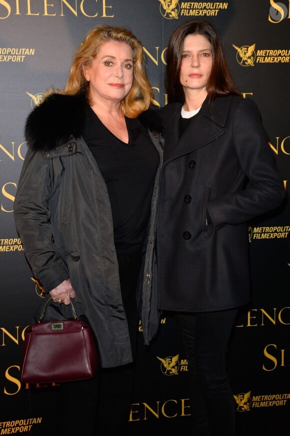 Catherine Deneuve et sa fille Chiara Mastroianni à l'avant-première de "Silence" au musée Guimet à Paris, le 12 Janvier 2017. © Guirec Coadic/Bestimage  Celebrities at the premiere of "Silence" held at the Guimet museum in Paris. January 12th, 2017.12/01/2017 - Paris