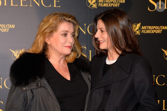 Catherine Deneuve et sa fille Chiara Mastroianni à l'avant-première de "Silence" au musée Guimet à Paris, le 12 Janvier 2017. © Guirec Coadic/Bestimage  Celebrities at the premiere of "Silence" held at the Guimet museum in Paris. January 12th, 2017.12/01/2017 - Paris