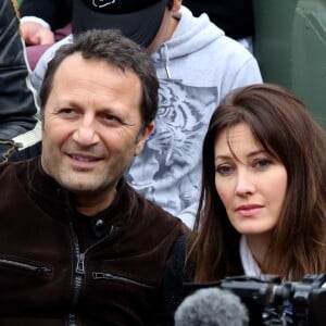 Arthur et sa compagne Mareva Galanter dans les tribunes de la finale homme des internationaux de France de Roland Garros à Paris le 5 juin 2016.