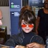 Selena Gomez signe des autographes à l'aéroport de Tokyo le 1er août 2016.