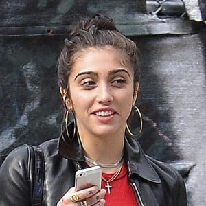 Exclusif - Lourdes Leon se balade avec des amis dans le quartier de SoHo à New York, le 29 octobre 2016