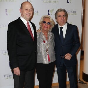 Docteur Olivier de Ladoucette, Véronique de Villèle, professeur Bruno Dubois, llors du photocall du 12ème Gala de l'Association pour la Recherche sur Alzheimer à la salle Pleyel, à Paris, le 30 janvier 2017.