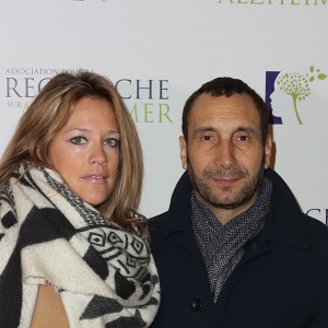 Zinedine Soualem et sa compagne Caroline Faindt lors du photocall du 12ème Gala de l'Association pour la Recherche sur Alzheimer à la salle Pleyel, à Paris, le 30 janvier 2017.