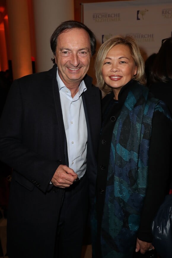 Michel Edouard Leclerc et sa compagne Natalia Olzoeva lors du photocall du 12ème Gala de l'Association pour la Recherche sur Alzheimer à la salle Pleyel, à Paris, le 30 janvier 2017.