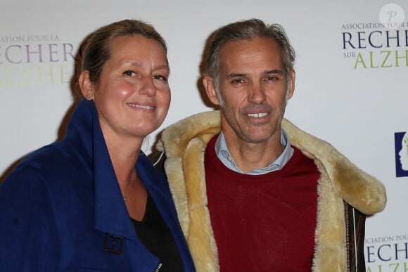Paul Belmondo et sa femme Luana lors du photocall du 12ème Gala de l'Association pour la Recherche sur Alzheimer à la salle Pleyel, à Paris, le 30 janvier 2017.