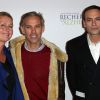 Paul Belmondo, sa femme Luana et Anthony Delon lors du photocall du 12ème Gala de l'Association pour la Recherche sur Alzheimer à la salle Pleyel, à Paris, le 30 janvier 2017.