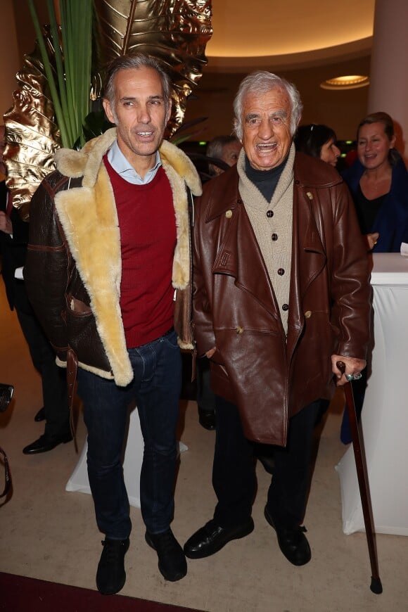 Paul Belmondo et son père Jean-Paul Belmondo lors du photocall du 12ème Gala de l'Association pour la Recherche sur Alzheimer à la salle Pleyel, à Paris, le 30 janvier 2017.
