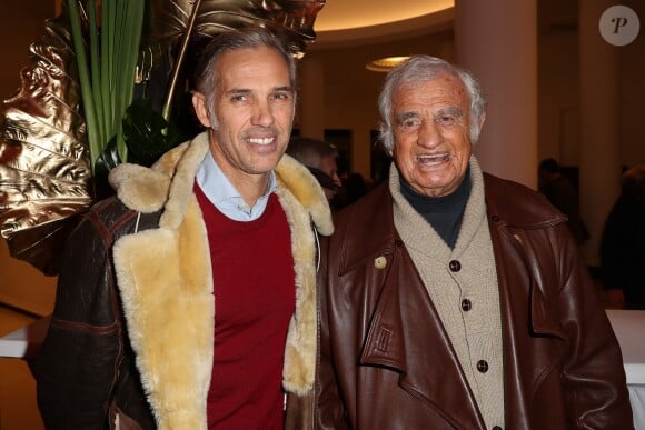 Paul Belmondo et son père Jean-Paul Belmondo lors du photocall du 12ème Gala de l'Association pour la Recherche sur Alzheimer à la salle Pleyel, à Paris, le 30 janvier 2017.