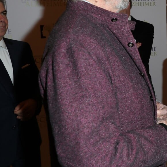 Jean-Pierre Marielle et Jean-Paul Belmondo lors du photocall du 12ème Gala de l'Association pour la Recherche sur Alzheimer à la salle Pleyel, à Paris, le 30 janvier 2017.