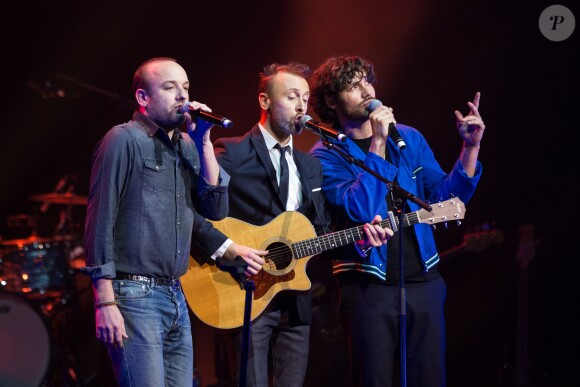 Le chanteur Ours (Charles Souchon), Pierre Souchon et Gaël Faure lors du concert du 12ème Gala de l'Association pour la Recherche sur Alzheimer à la salle Pleyel, à Paris, le 30 janvier 2017.