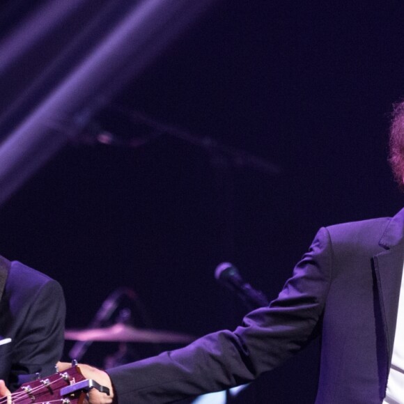 Pierre Souchon et son père Alain Souchon lors du concert du 12ème Gala de l'Association pour la Recherche sur Alzheimer à la salle Pleyel, à Paris, le 30 janvier 2017.