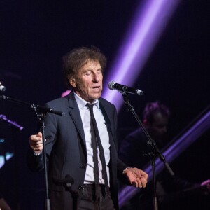 Sandrine Kiberlain et Alain Souchon lors du concert du 12ème Gala de l'Association pour la Recherche sur Alzheimer à la salle Pleyel, à Paris, le 30 janvier 2017.