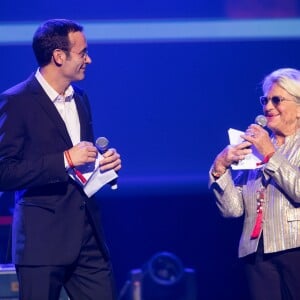 Anthony Delon lit un message de la part de Mireille Darc (Comité d'Honneur de l'association pour la Recherche sur Alzheimer) et Véronique de Villèle lors du concert du 12ème Gala de l'Association pour la Recherche sur Alzheimer à la salle Pleyel, à Paris, le 30 janvier 2017.