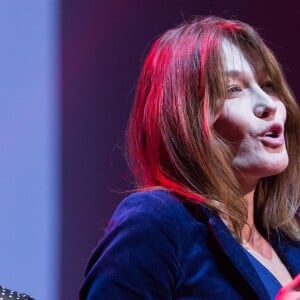 Carla Bruni-Sarkozy lors du concert du 12ème Gala de l'Association pour la Recherche sur Alzheimer à la salle Pleyel, à Paris, le 30 janvier 2017.