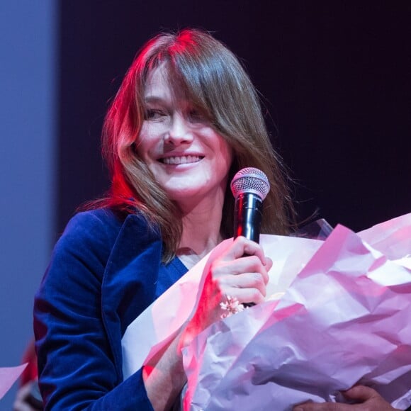 Carla Bruni-Sarkozy lors du concert du 12ème Gala de l'Association pour la Recherche sur Alzheimer à la salle Pleyel, à Paris, le 30 janvier 2017.