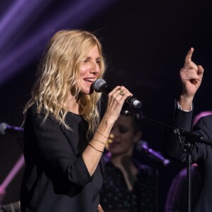 Sandrine Kiberlain et Alain Souchon lors du concert du 12ème Gala de l'Association pour la Recherche sur Alzheimer à la salle Pleyel, à Paris, le 30 janvier 2017.