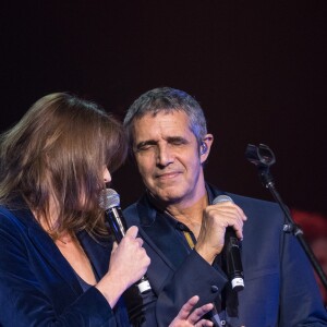 Carla Bruni-Sarkozy et Julien Clerc lors du concert du 12ème Gala de l'Association pour la Recherche sur Alzheimer à la salle Pleyel, à Paris, le 30 janvier 2017.