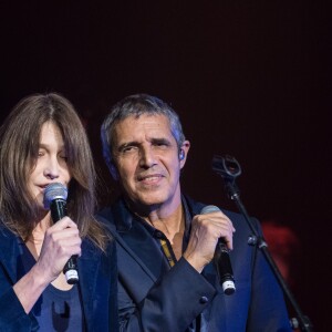 Carla Bruni-Sarkozy et Julien Clerc lors du concert du 12ème Gala de l'Association pour la Recherche sur Alzheimer à la salle Pleyel, à Paris, le 30 janvier 2017.