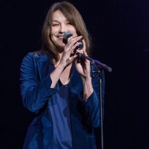 Carla Bruni-Sarkozy lors du concert du 12ème Gala de l'Association pour la Recherche sur Alzheimer à la salle Pleyel, à Paris, le 30 janvier 2017.